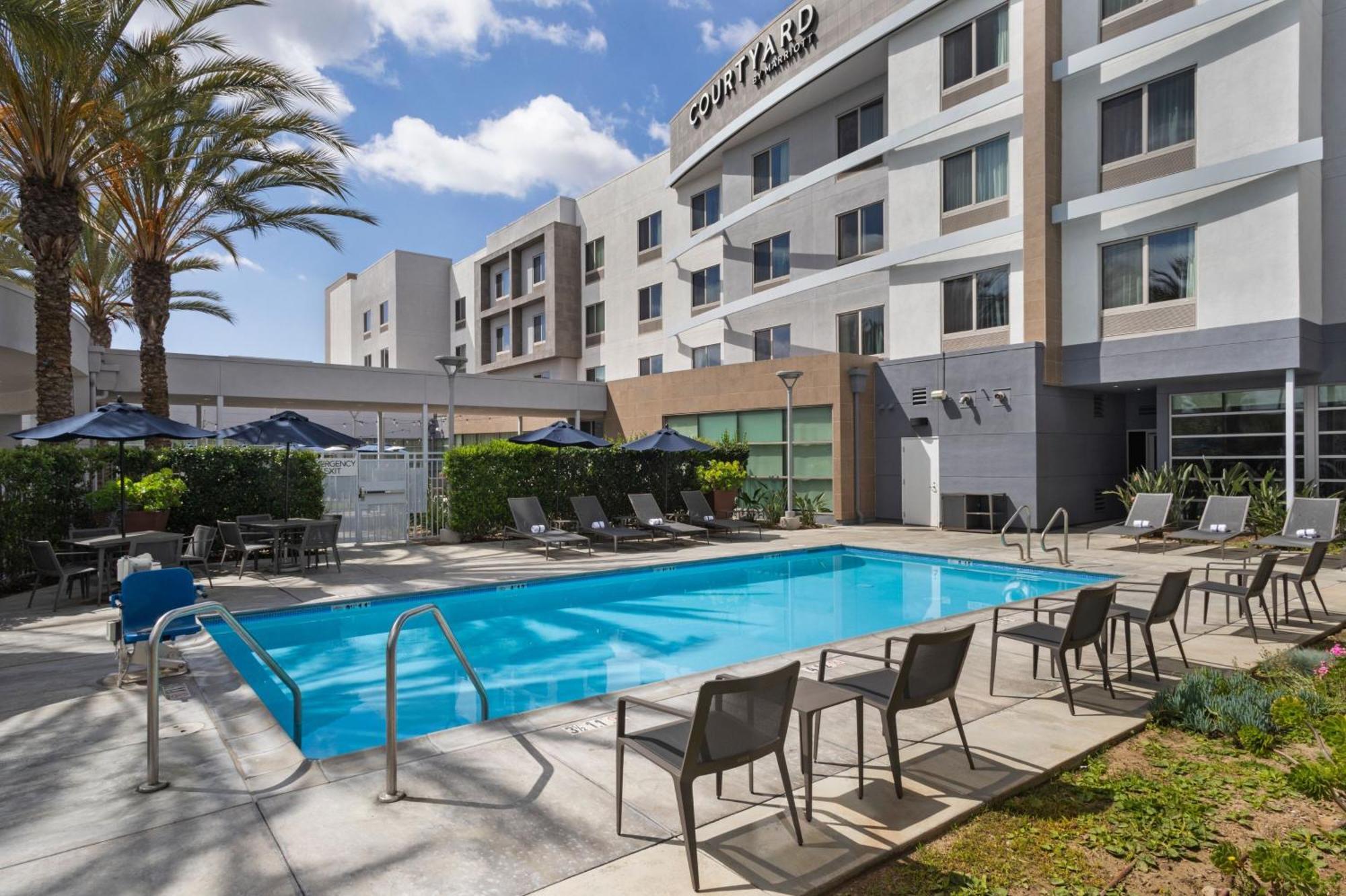 Courtyard Long Beach Airport Exterior photo