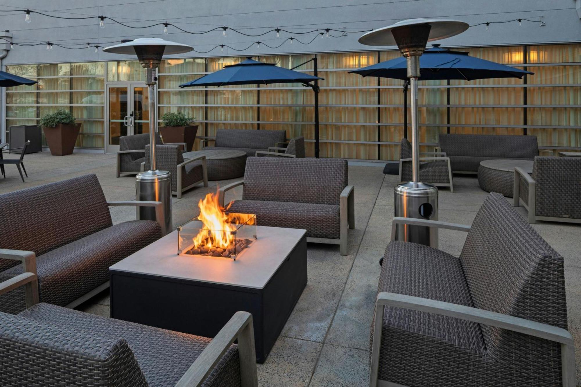 Courtyard Long Beach Airport Exterior photo