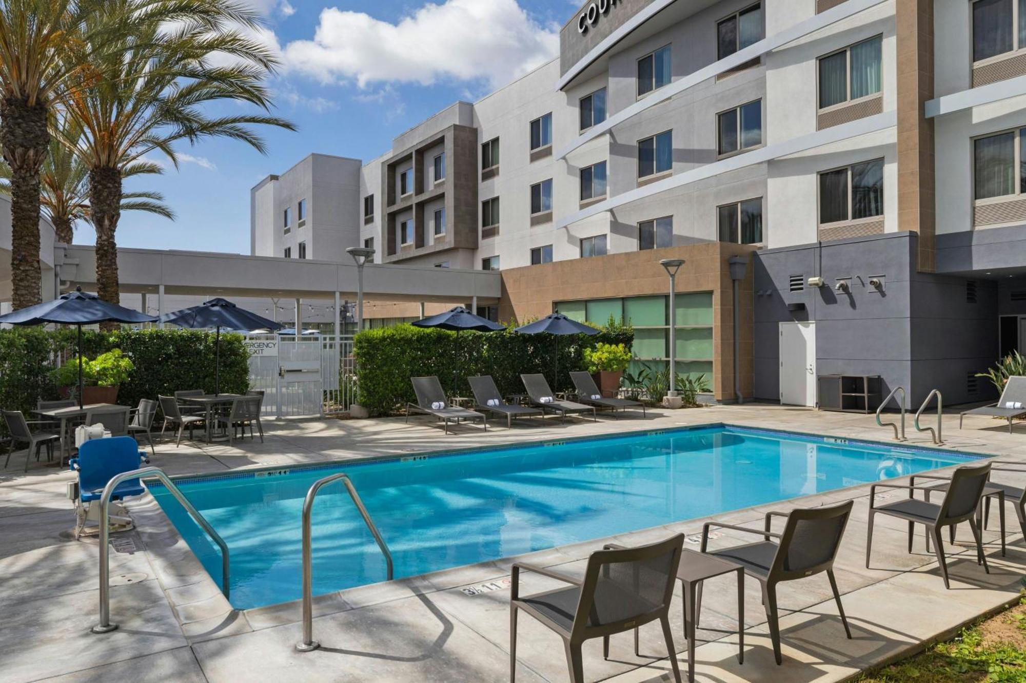 Courtyard Long Beach Airport Exterior photo